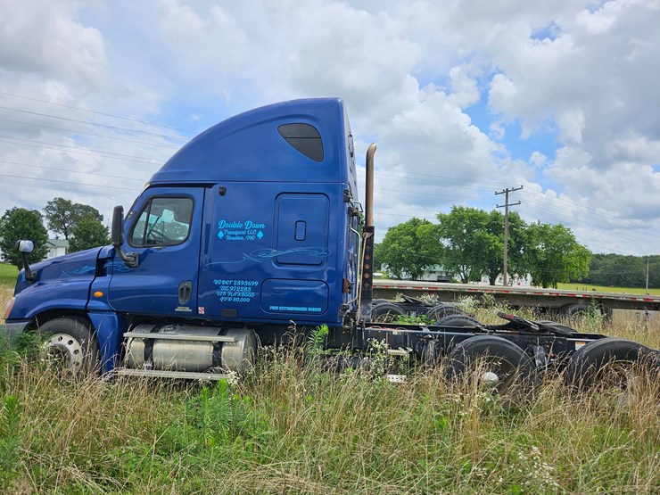 2009-freightliner-cascadia-125-image-8