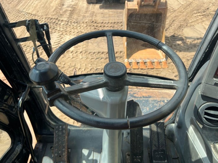 2011-caterpillar-m318d-image-34