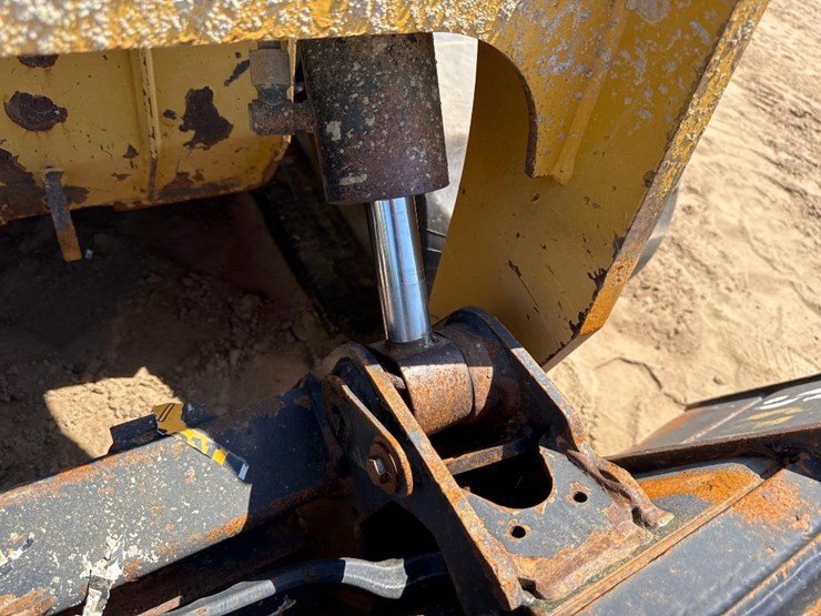 2020-caterpillar-279d3-image-12