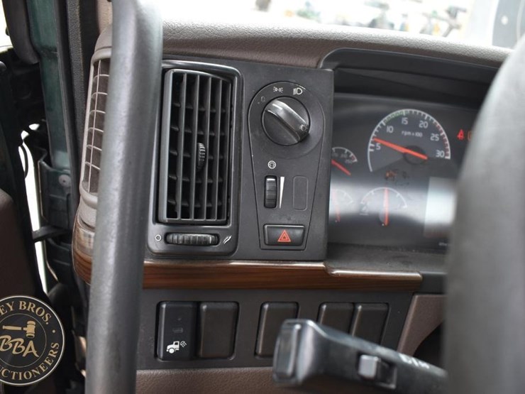 2017-volvo-vnl64t300-image-69