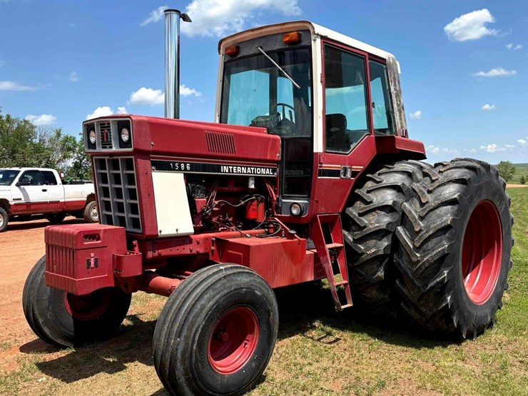 1977-ih-1586-tractor-image-1