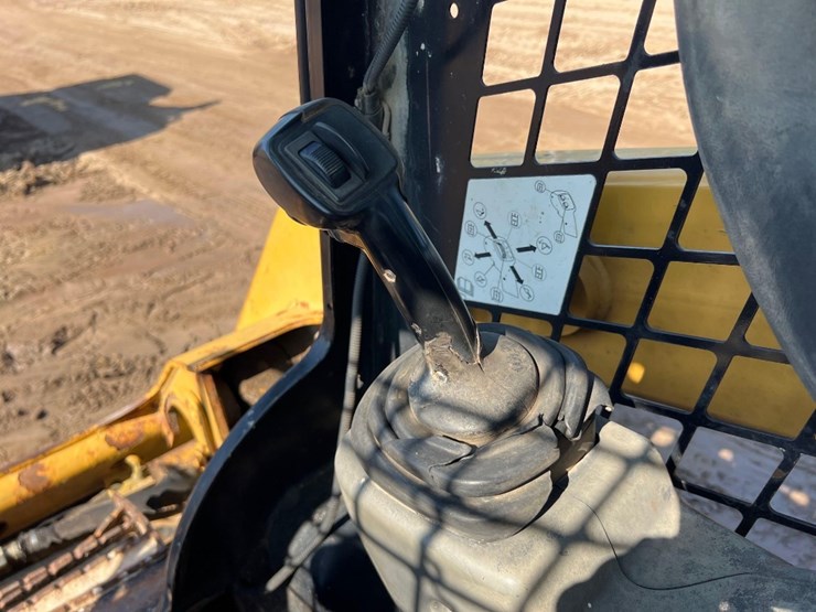 2014-caterpillar-242d-image-24
