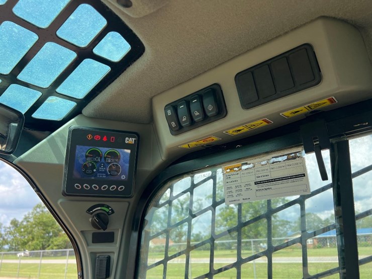 2021-caterpillar-279d3-image-30