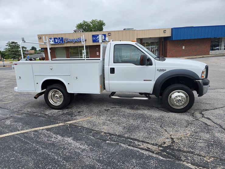 2007-ford-f550-image-35