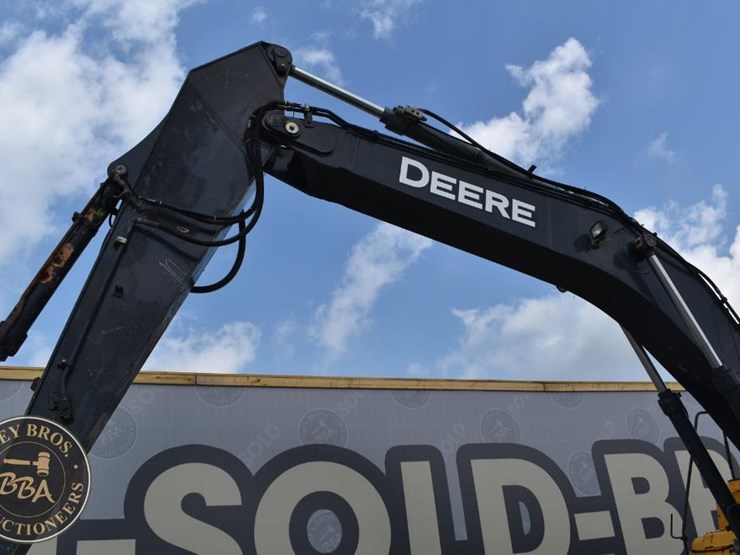 2013-deere-350g-lc-image-50