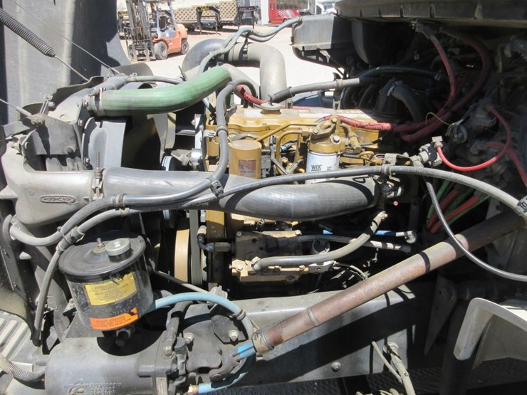 2001-freightliner-fl70-image-6