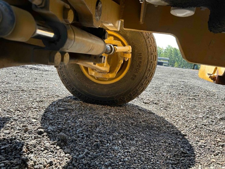 2010-caterpillar-cm1210106-rought-terrain-forklift-image-24