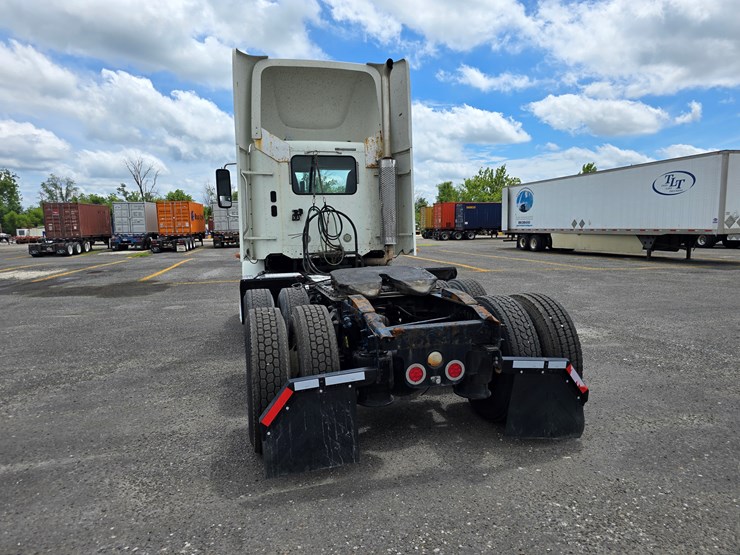 2013-freightliner-columbia-112-image-21