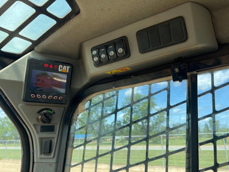 2015-caterpillar-259d-image-30