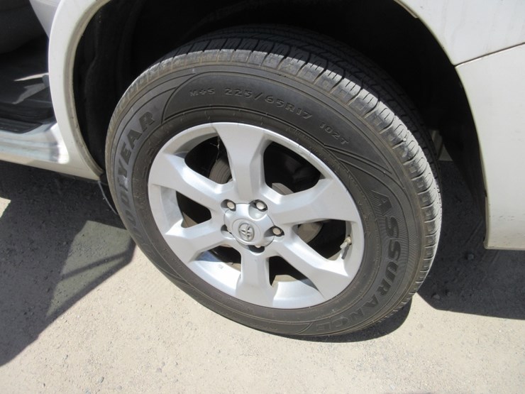 2014-toyota-rav4-image-13