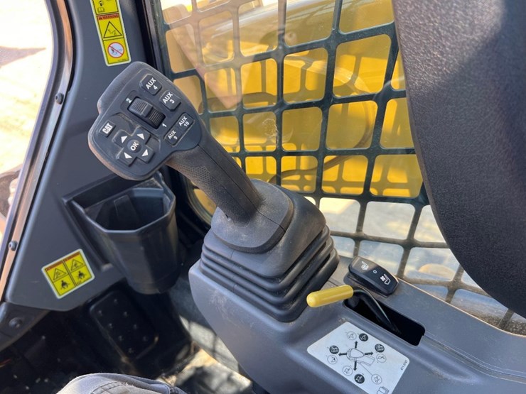 2025-caterpillar-265-skid-steer-image-29