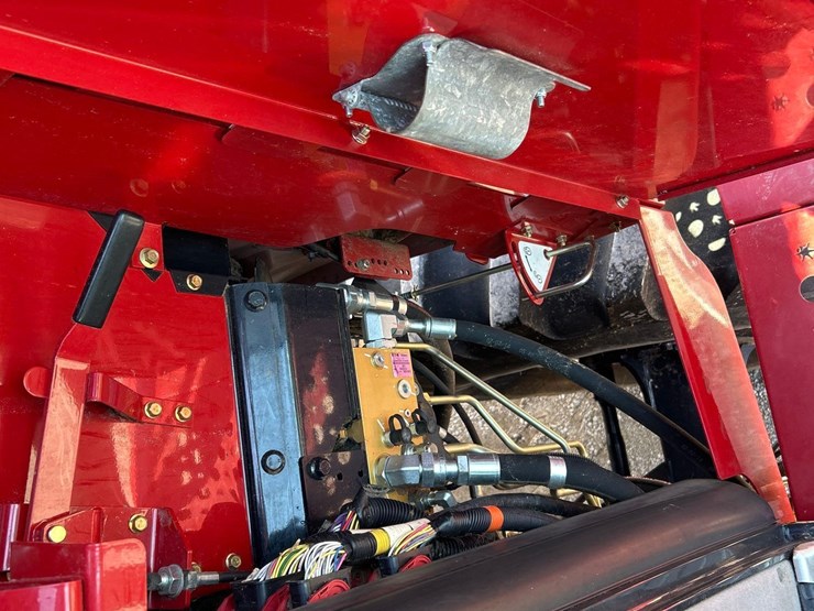 2014-case-ih-5140-image-37