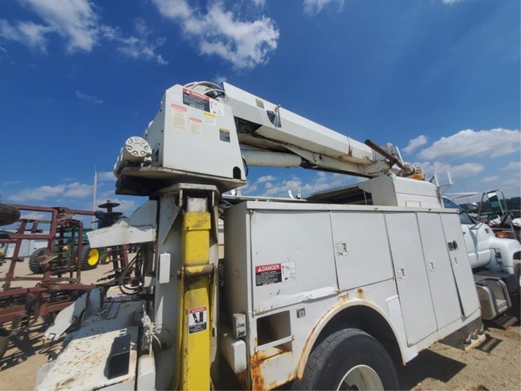 #359-•-1997-gmc-c7500-digger-derricks-truck-image-28