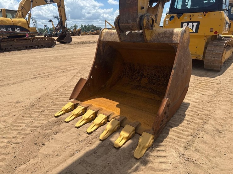 2020-caterpillar-326-image-30