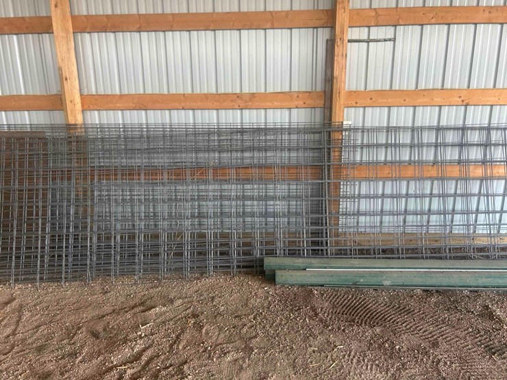 deere-fence,-chicken-wire,-steel-posts-image-1