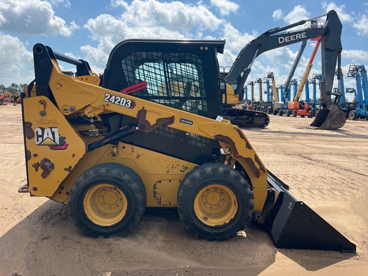 2020-caterpillar-242d3-image-5