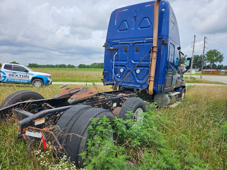 2009-freightliner-cascadia-125-image-18