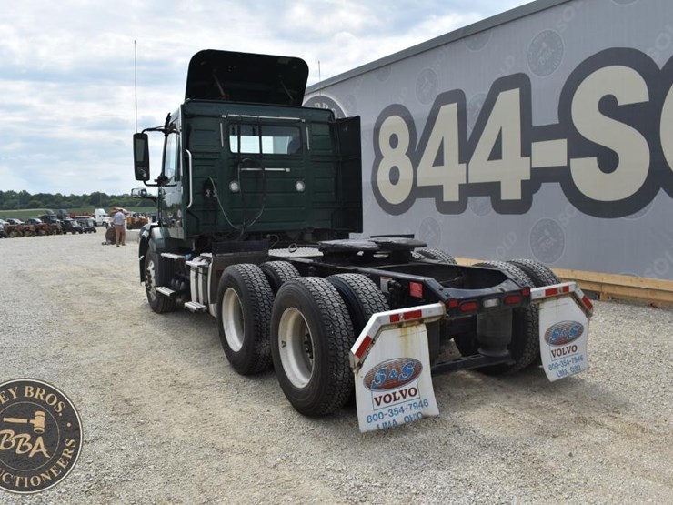 2017-volvo-vnl64t300-image-14