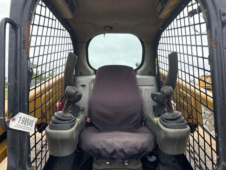 2018-caterpillar-239d-image-22