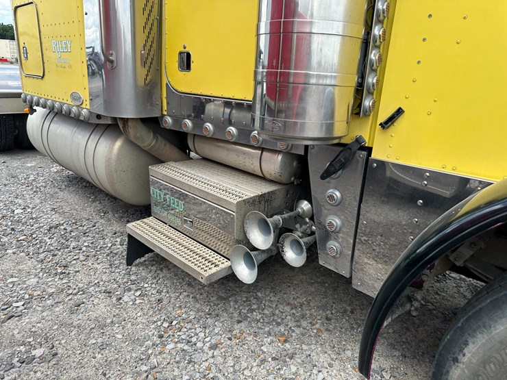 1998-peterbilt-379-image-45