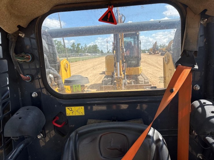 2019-deere-317g-image-31