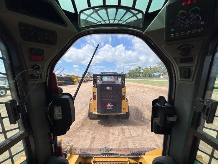 2021-caterpillar-299d3-image-34