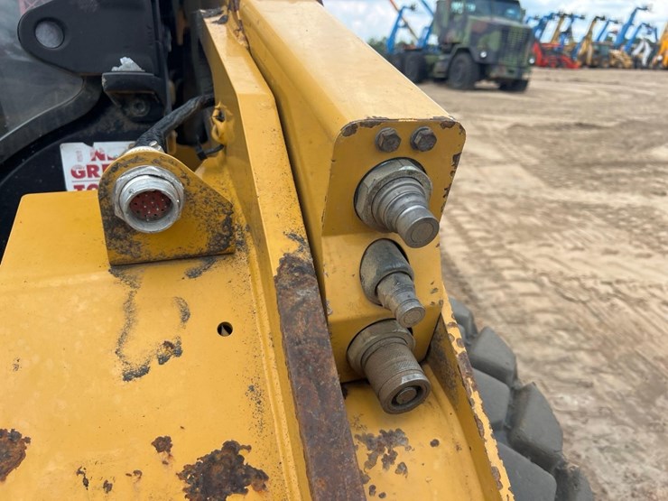 2016-caterpillar-262d-image-11