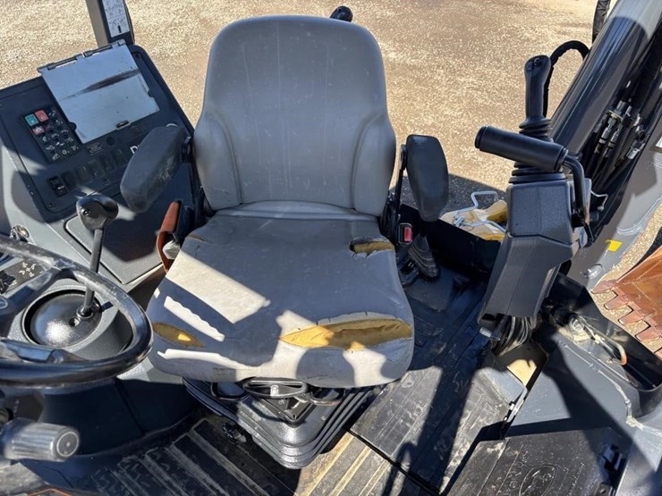 2020-deere-410l-image-34