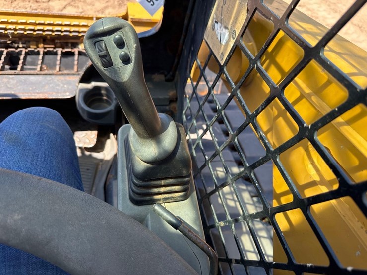 2020-caterpillar-279d3-image-44