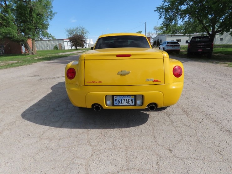 2004-chevrolet-ssr-pickup-image-7
