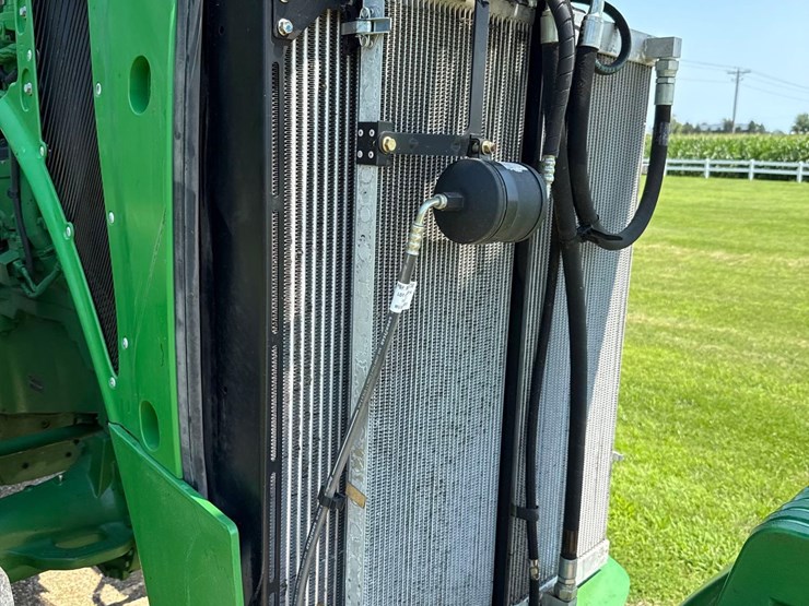 2013-john-deere-8260r-image-32
