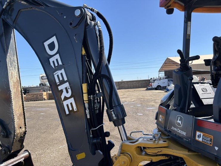2020-deere-410l-image-23