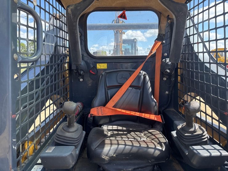 2019-deere-317g-image-22