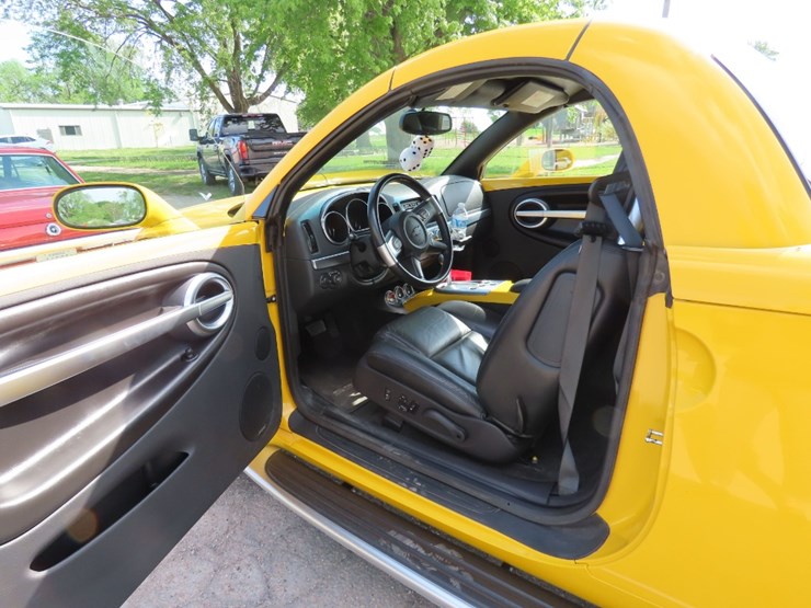 2004-chevrolet-ssr-pickup-image-15