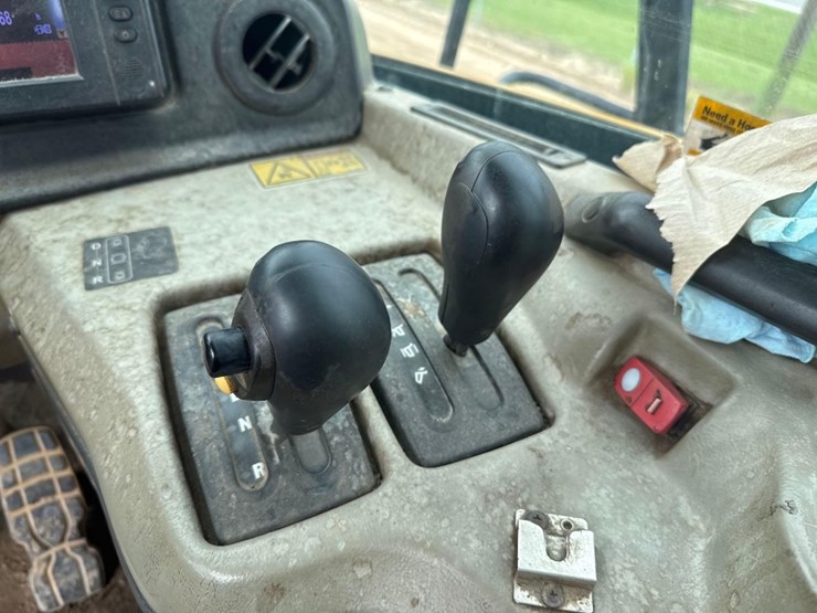 2015-caterpillar-745c-image-30