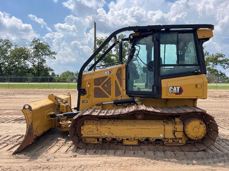 2021-caterpillar-d3-lgp-image-1