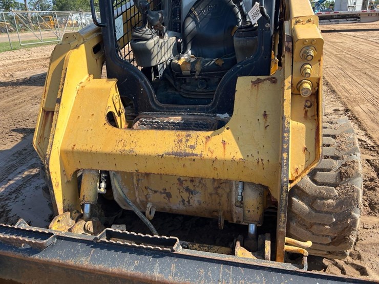 2014-caterpillar-242d-image-15