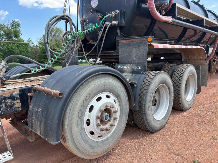 2014-volvo-vhd-semi-image-9