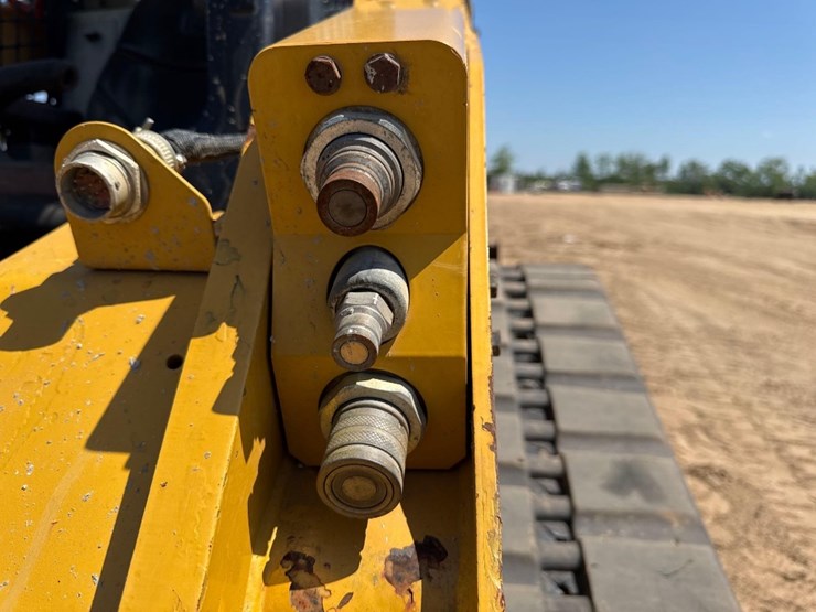 2020-caterpillar-279d3-image-13