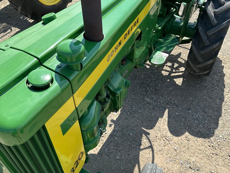 john-deere-320-image-4