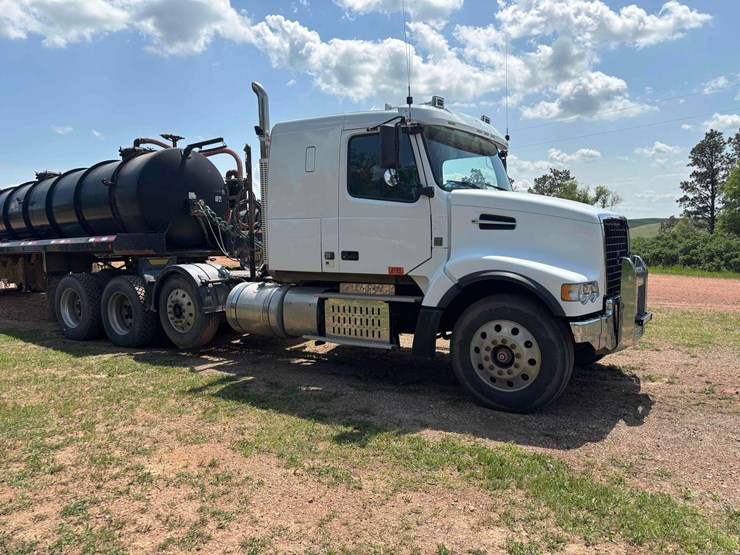 2015-volvo-vhd-semi-image-4