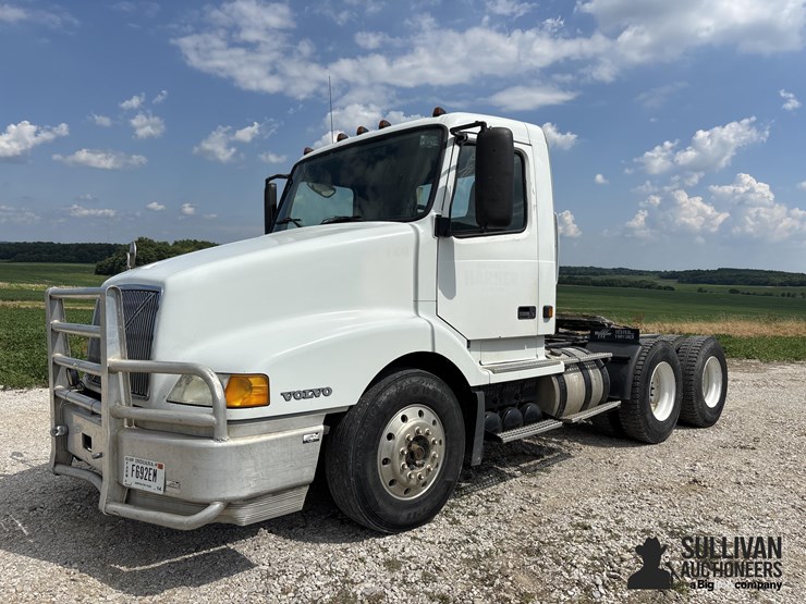 2003-volvo-vnl-t/a-day-cab-truck-tractor-image-1
