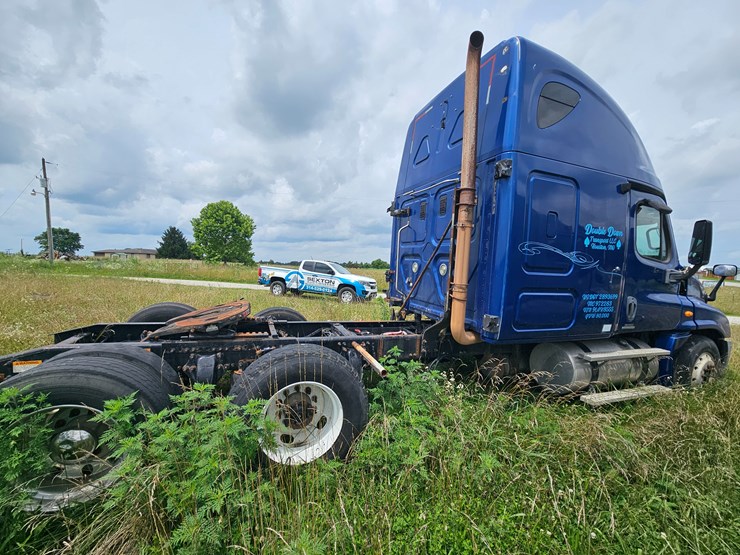 2009-freightliner-cascadia-125-image-22