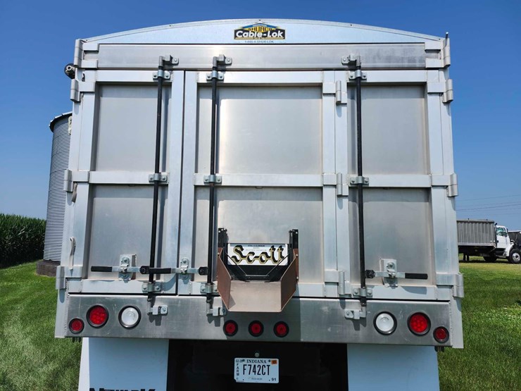 2007-freightliner-business-class-m2-tandem-truck-image-11