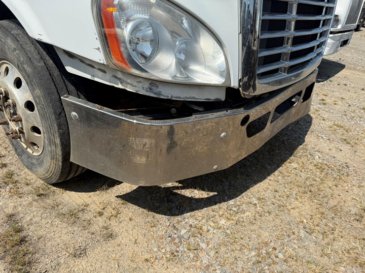 2014-freightliner-cascadia-125-image-30