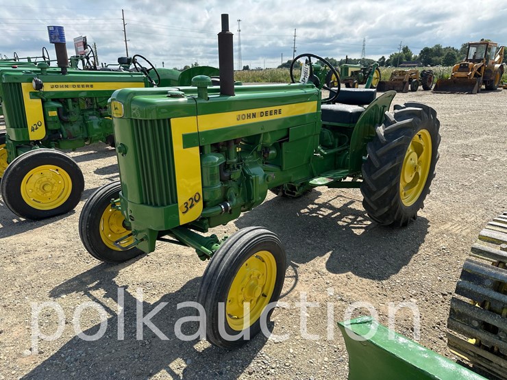 john-deere-320-image-3