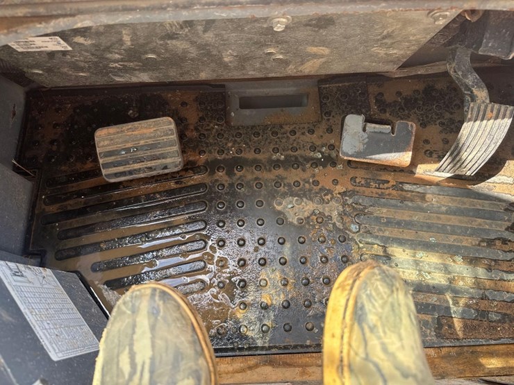 2023-takeuchi-tl10v2-image-34
