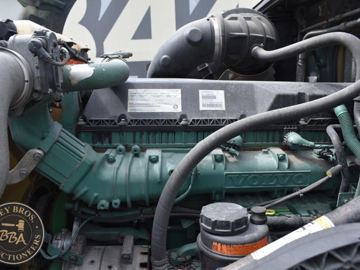 2017-volvo-vnl64t300-image-46