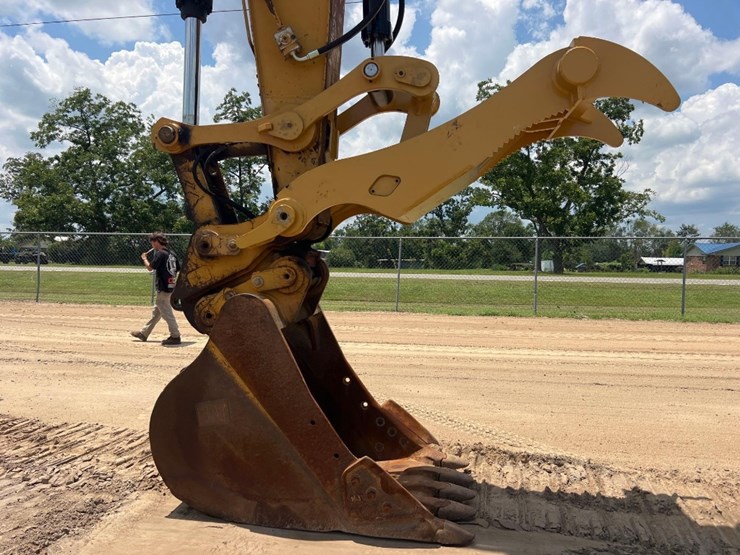2016-caterpillar-335fl-image-9