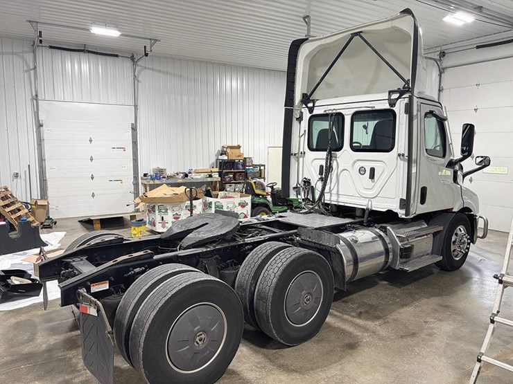 2023-freightliner-cascadia-126-image-4